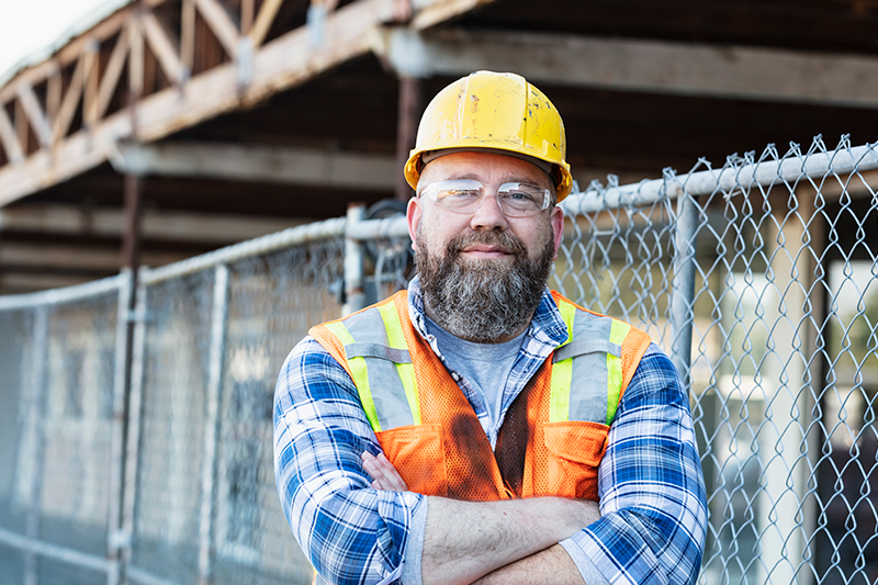 fence contractor wearing EPI